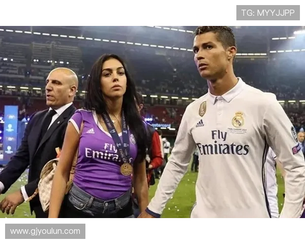 足球明星身边的娇小伴侣揭秘她的身高与爱情故事