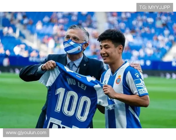 中国足球明星的崛起与荣耀探秘：谁是当今最红的足球传奇人物